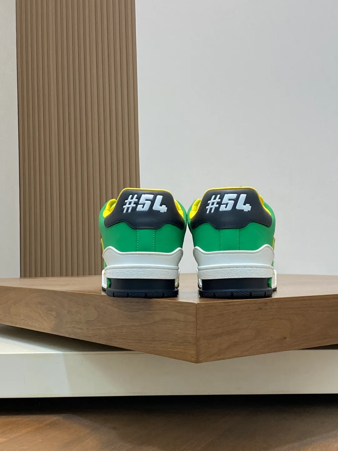 Men's men's shoes 💰820 Lujia New Color Men's 🧍‍♂️trainer sneakers, this LV Trainer sneaker is made of soft grained calfskin, showing pure tones, the #54 logo on the back traces the brand's birth in 1854, the designer's handwritten brand logo embellishes one side, designed by Virgil Abloh himself, a very commemorative sneaker, the new LV Louis Vuitton louis vuitton trainer sneaker low casual sports culture versatile basketball sneakers Size: 35-46 (customized for women 40, men 46)